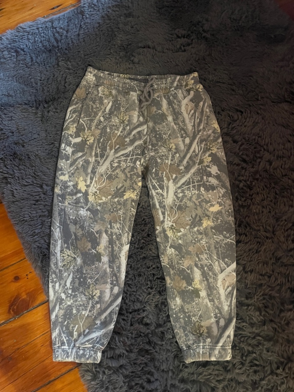 Abercrombie men’s sweatpants camo - viral- hard to find size- medium short!